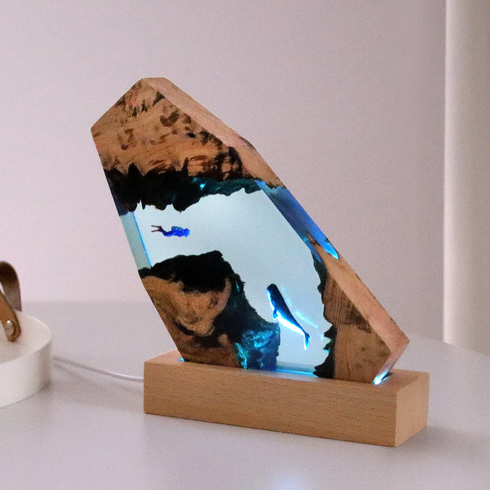 Resin Art Wedding Gift - 新しい水中洞窟クジラダイバーホームデスクデコレーション無垢材樹脂発光海洋アートクラフト誕生日プレゼント